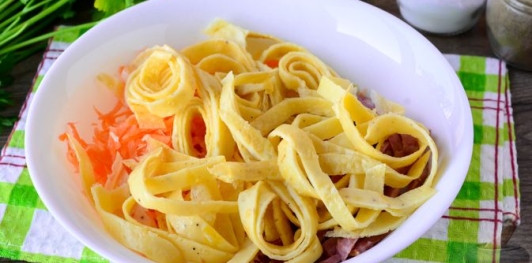 Салат с колбасой, морковью, сыром и яичными блинчиками