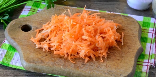 Салат с колбасой, морковью, сыром и яичными блинчиками