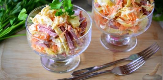Салат с колбасой, морковью, сыром и яичными блинчиками