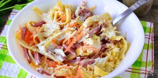 Салат с колбасой, морковью, сыром и яичными блинчиками