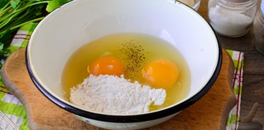 Салат с колбасой, морковью, сыром и яичными блинчиками