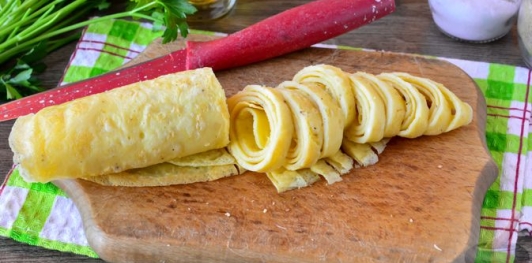 Салат с колбасой, морковью, сыром и яичными блинчиками