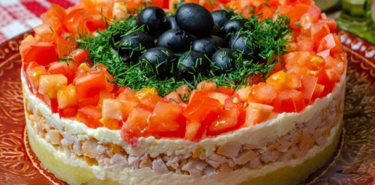 Салат с копчёной курицей, овощами, плавленым сыром, яйцами и маслинами