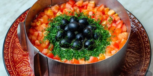 Салат с копчёной курицей, овощами, плавленым сыром, яйцами и маслинами