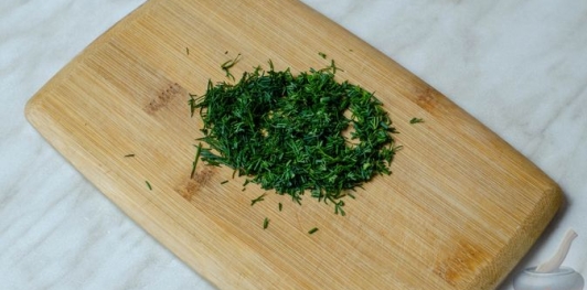 Салат с копчёной курицей, овощами, плавленым сыром, яйцами и маслинами