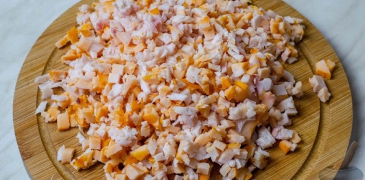 Салат с копчёной курицей, овощами, плавленым сыром, яйцами и маслинами