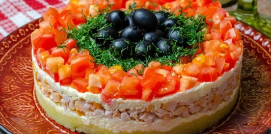 Салат с копчёной курицей, овощами, плавленым сыром, яйцами и маслинами