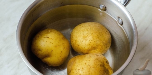 Салат с копчёной курицей, овощами, плавленым сыром, яйцами и маслинами