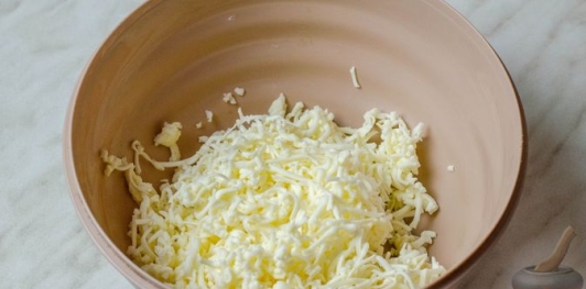 Салат с копчёной курицей, овощами, плавленым сыром, яйцами и маслинами