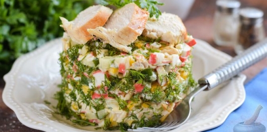 Салат с крабовыми палочками, курицей и кукурузой