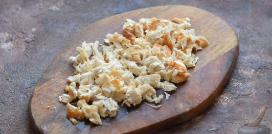Салат с крабовыми палочками, курицей и кукурузой