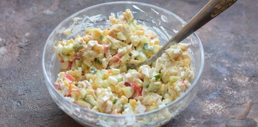 Салат с крабовыми палочками, курицей и кукурузой