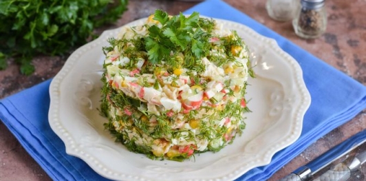 Салат с крабовыми палочками, курицей и кукурузой