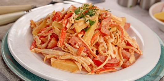 Салат с крабовыми палочками, помидорами, сельдереем и сыром