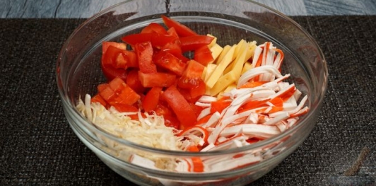 Салат с крабовыми палочками, помидорами, сельдереем и сыром