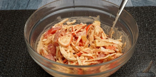 Салат с крабовыми палочками, помидорами, сельдереем и сыром