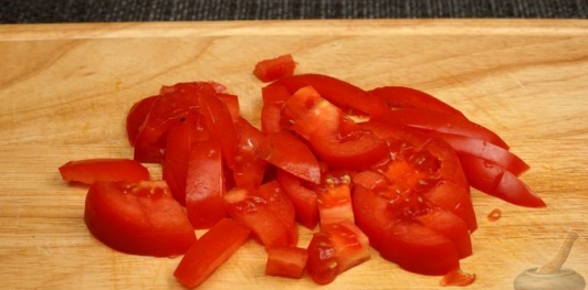 Салат с крабовыми палочками, помидорами, сельдереем и сыром