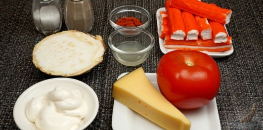 Салат с крабовыми палочками, помидорами, сельдереем и сыром