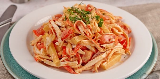 Салат с крабовыми палочками, помидорами, сельдереем и сыром
