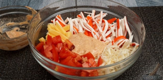 Салат с крабовыми палочками, помидорами, сельдереем и сыром