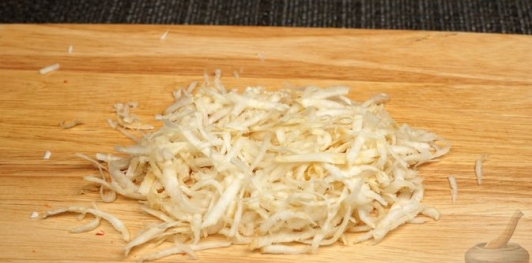 Салат с крабовыми палочками, помидорами, сельдереем и сыром