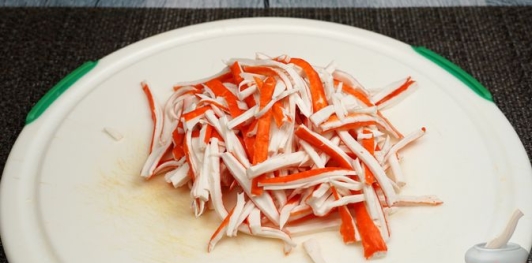 Салат с крабовыми палочками, помидорами, сельдереем и сыром