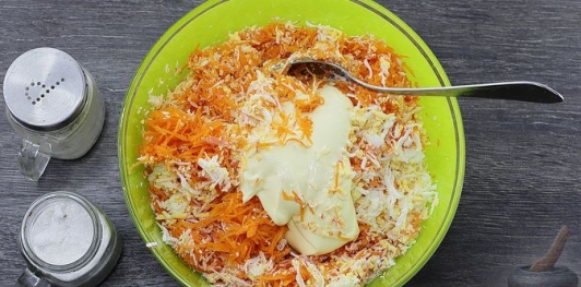 Салат с крабовыми палочками, свежей морковью, яйцами и чесноком