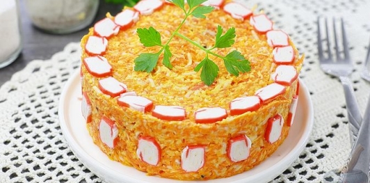 Салат с крабовыми палочками, свежей морковью, яйцами и чесноком