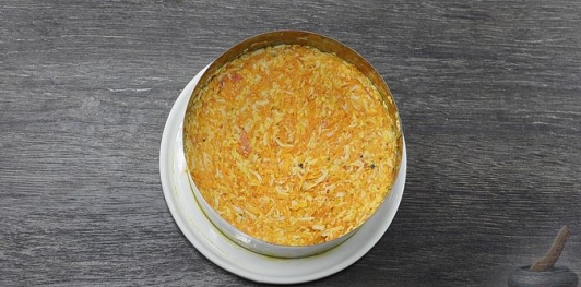 Салат с крабовыми палочками, свежей морковью, яйцами и чесноком