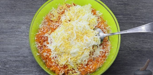 Салат с крабовыми палочками, свежей морковью, яйцами и чесноком