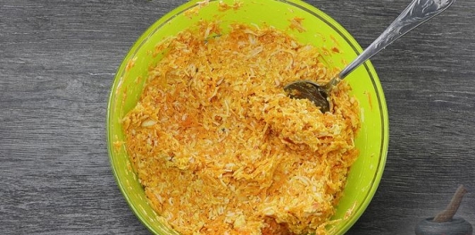 Салат с крабовыми палочками, свежей морковью, яйцами и чесноком