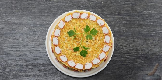 Салат с крабовыми палочками, свежей морковью, яйцами и чесноком