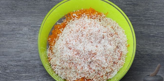 Салат с крабовыми палочками, свежей морковью, яйцами и чесноком