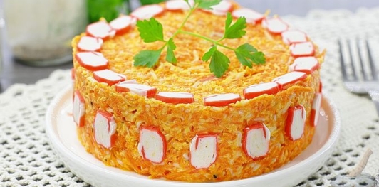 Салат с крабовыми палочками, свежей морковью, яйцами и чесноком