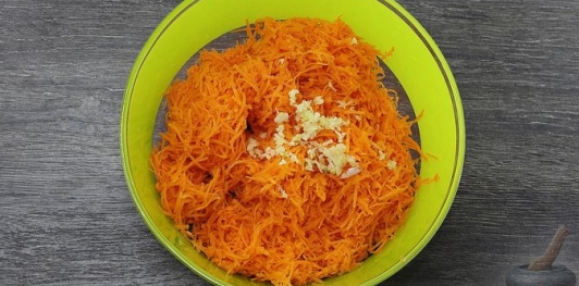 Салат с крабовыми палочками, свежей морковью, яйцами и чесноком