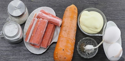 Салат с крабовыми палочками, свежей морковью, яйцами и чесноком
