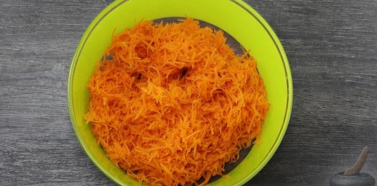 Салат с крабовыми палочками, свежей морковью, яйцами и чесноком