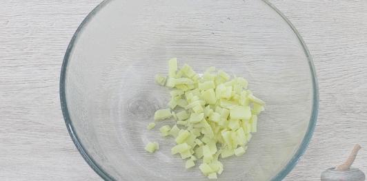 Салат с курицей, ананасами, картофелем и помидорами