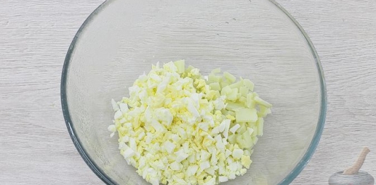 Салат с курицей, ананасами, картофелем и помидорами