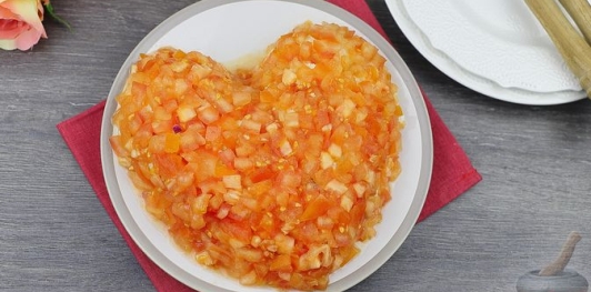 Салат с курицей, ананасами, картофелем и помидорами