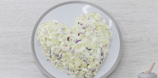 Салат с курицей, ананасами, картофелем и помидорами