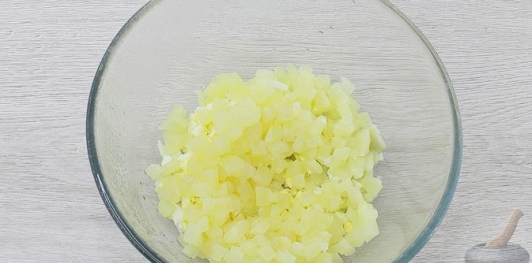 Салат с курицей, ананасами, картофелем и помидорами