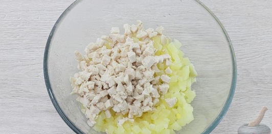 Салат с курицей, ананасами, картофелем и помидорами