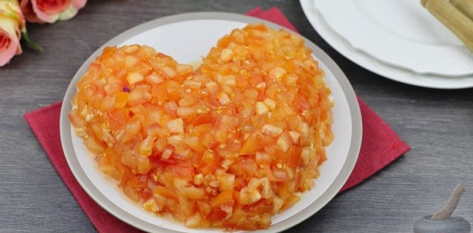 Салат с курицей, ананасами, картофелем и помидорами