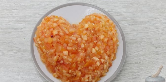 Салат с курицей, ананасами, картофелем и помидорами