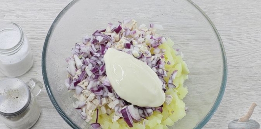 Салат с курицей, ананасами, картофелем и помидорами