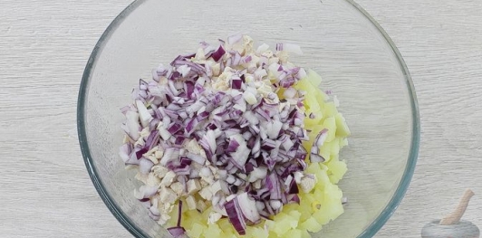 Салат с курицей, ананасами, картофелем и помидорами