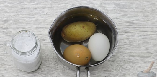 Салат с курицей, ананасами, картофелем и помидорами
