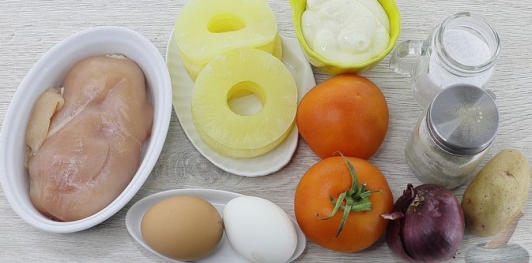 Салат с курицей, ананасами, картофелем и помидорами