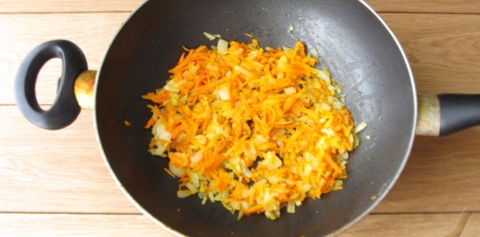 Салат с курицей и жареными грибами